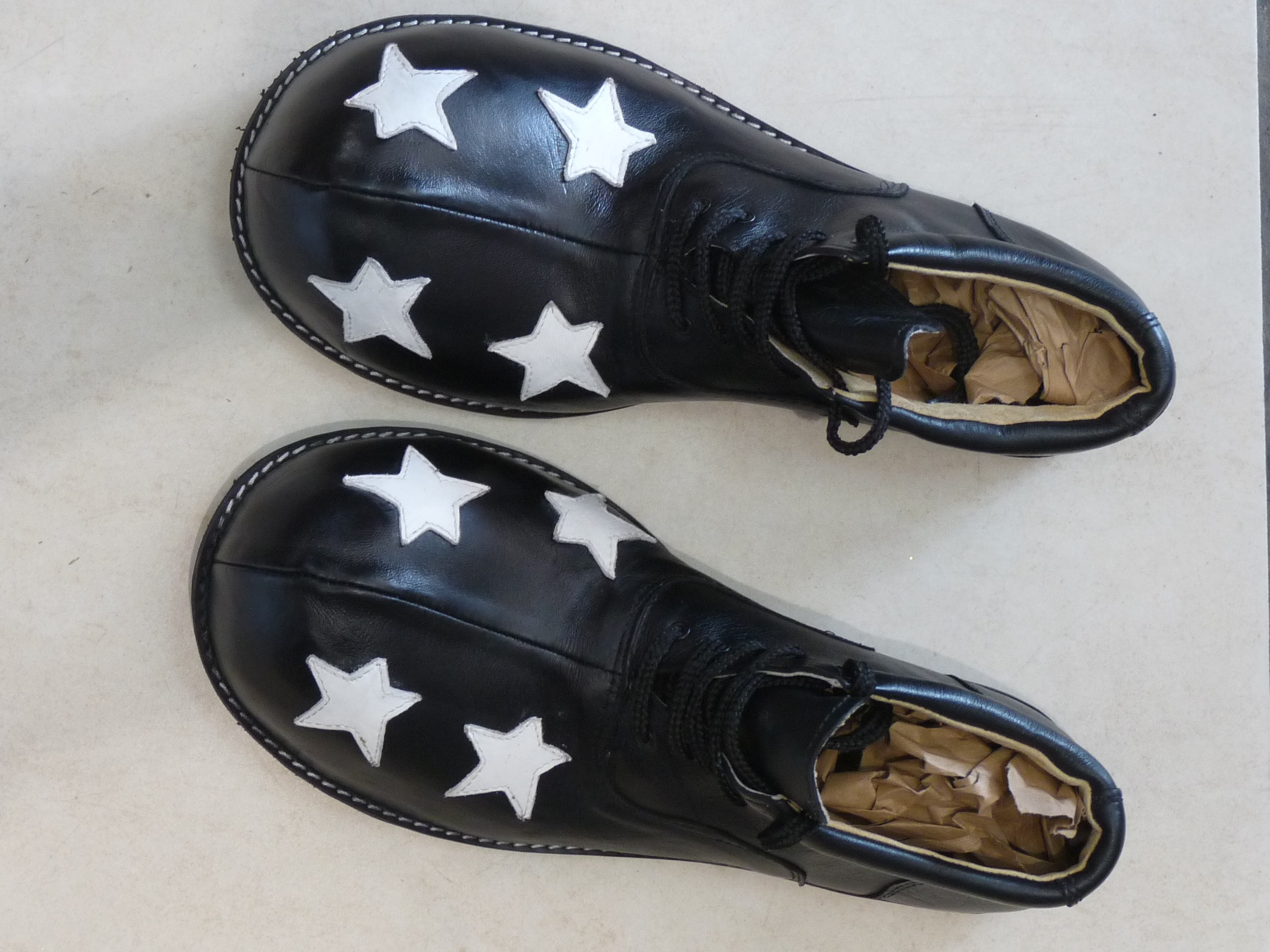 chaussures de clown en cuir