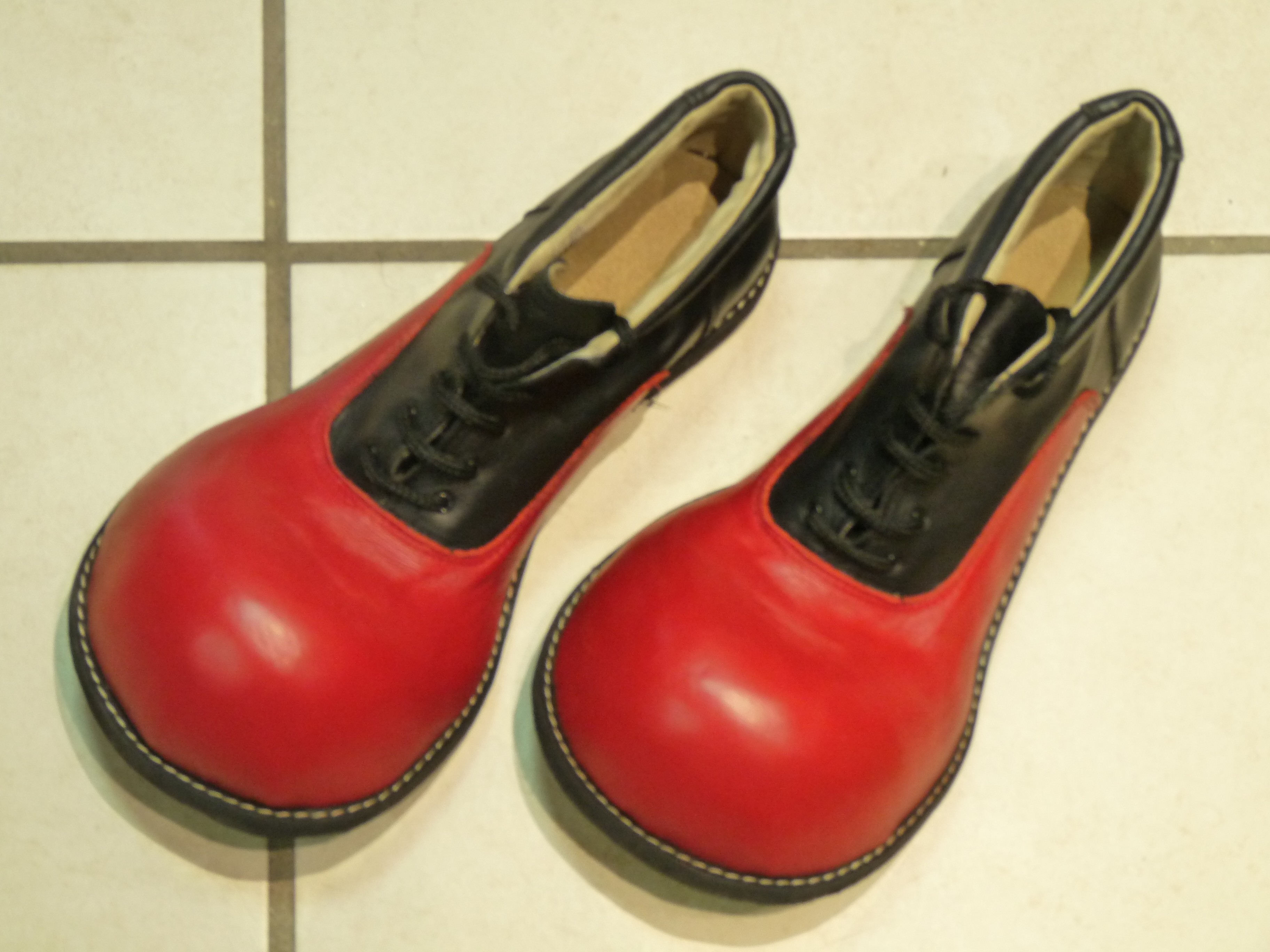 chaussures de clown en cuir